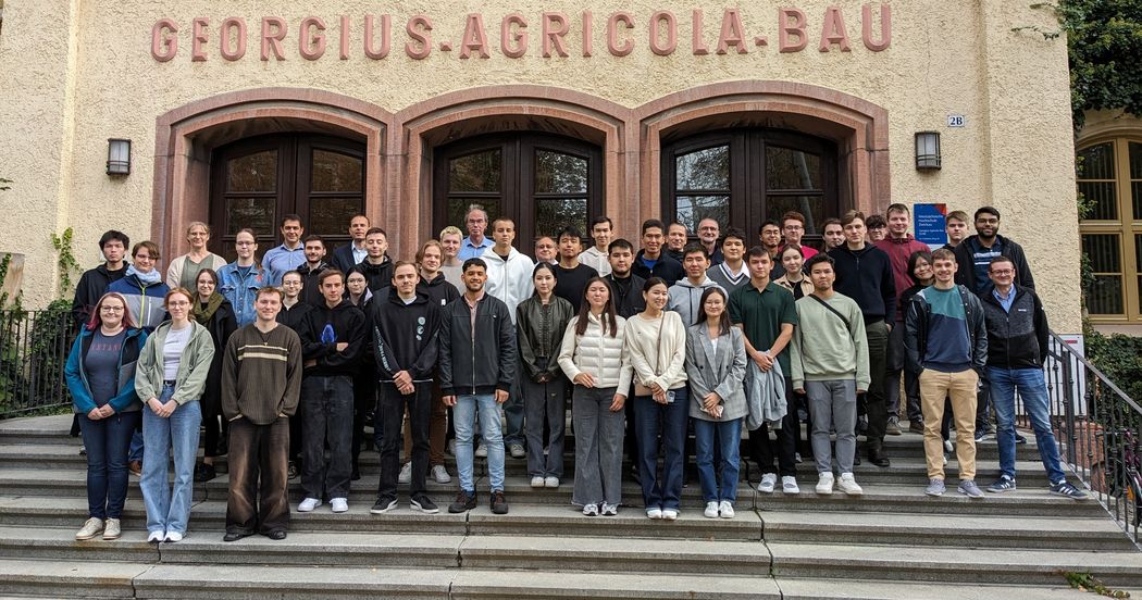 Foto: Gruppenfoto von Studierenden vor dem Eingang des Georgius-Agricola-Baus der WHZ