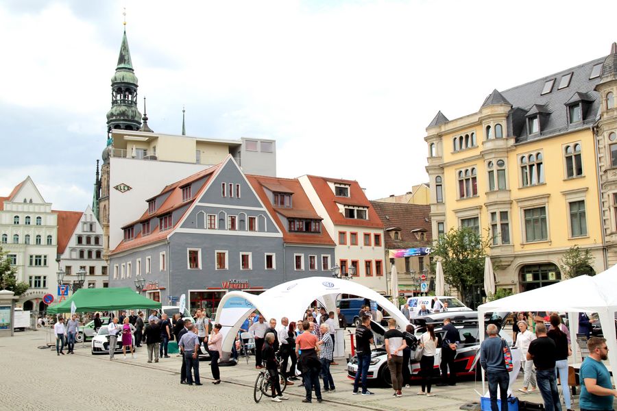 Blick auf dem Zwickauer Hauptmarkt mit Messeständen und Besuchern