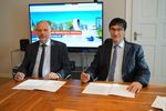 Rektor Prof. Kassel und Andreas Fleischer, Chef der Zwickauer Arbeitsagentur unterzeichnen die Kooperationsvereinbarung.