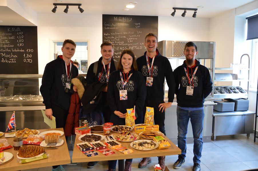 Gruppenfoto: 5 Teilnehmer des Sharpen Projektes stehen hinter einem Tisch mit Süßwaren.