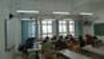 Foto: Studierende sitzen in einem Unterrichtsraum und lernen.