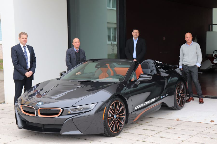 Mitarbeiter der BMW AG, des Autohaus Strauß und der WHZ gruppieren sich um den BMW i8