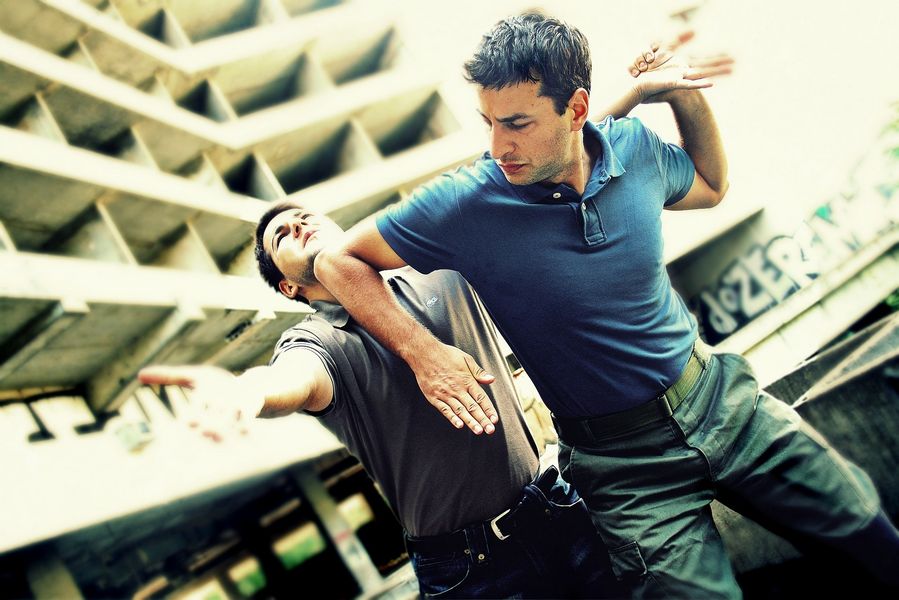 Symbolbild: Ein Mann wehrt einen Angriff mit dem Ellenbogen ab. 