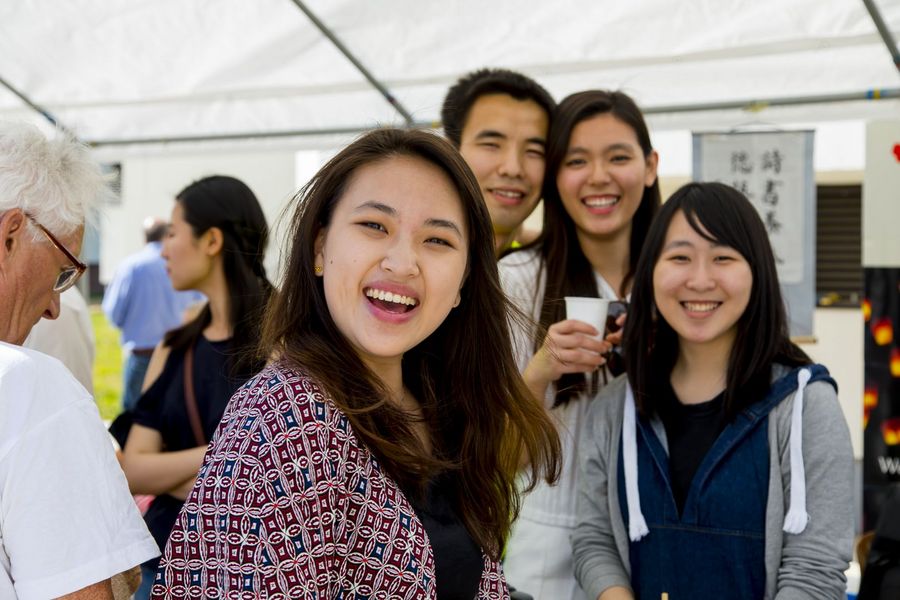 Gruppenfoto: 4 Studierende lächeln in die Kamera.