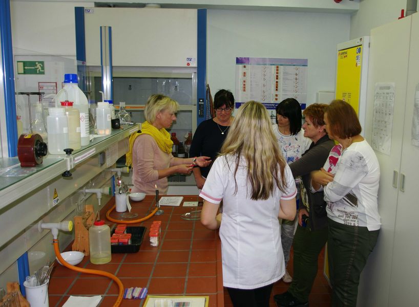 Foto: Ein Gruppe Frauen in einem Labor des Instituts für Leder- und Textiltechnik.