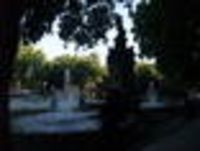 Foto: Blick auf einen Springbrunnen in einer Parkanlage.