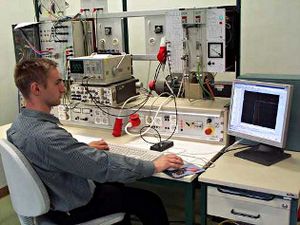 Foto: Blick in das Labor Elektrische Antriebe II mit einem Studierenden.
