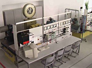 Foto: Blick in das Labor Elektrische Maschinen mit einem Labortisch.