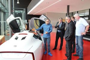 Christian Kolano stellte den WHZ-Vertretern Kanzler Dr. Ralf Steiner, Prof. Lutz Nagel, Dekan Prof. Jörn Getzlaff und Roland Reisig (v. li.) den VW XL1 vor.