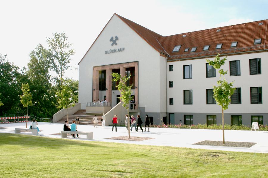 Foto: Eingangsbereich mit Vorplatz und Studierenden zur Aula Scheffelberg im Lehrgebäude.