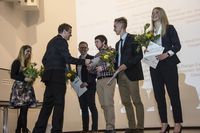 Foto: Fünf Absolventen bekommen eine Gratulation und ihre Urkunden überreicht.