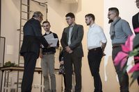 Foto: Sieben Absolventen erhalten eine Gratulation und bekommen ihre Urkunden überreicht.