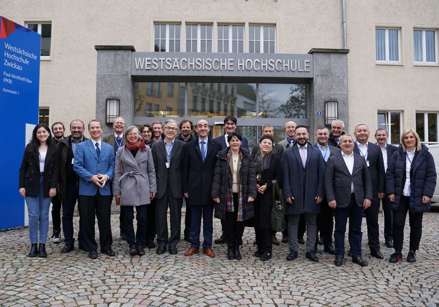 Gruppenbild der Delegationsteilnehmer vor dem Haupteingang der Westsächsischen Hochschule