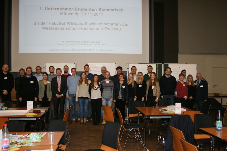Foto: Gruppenbild der Teilnehmer zum 1. Unternehmer-Studenten-Stammtisch.