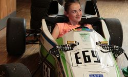Foto: Ein Mädchen sitzt im Formula Student Auto des WHZ Racing Teams.