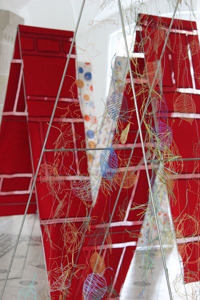 Foto: Ein aus textilem Material geformtes rotes M ist Teil der Ausstellung.