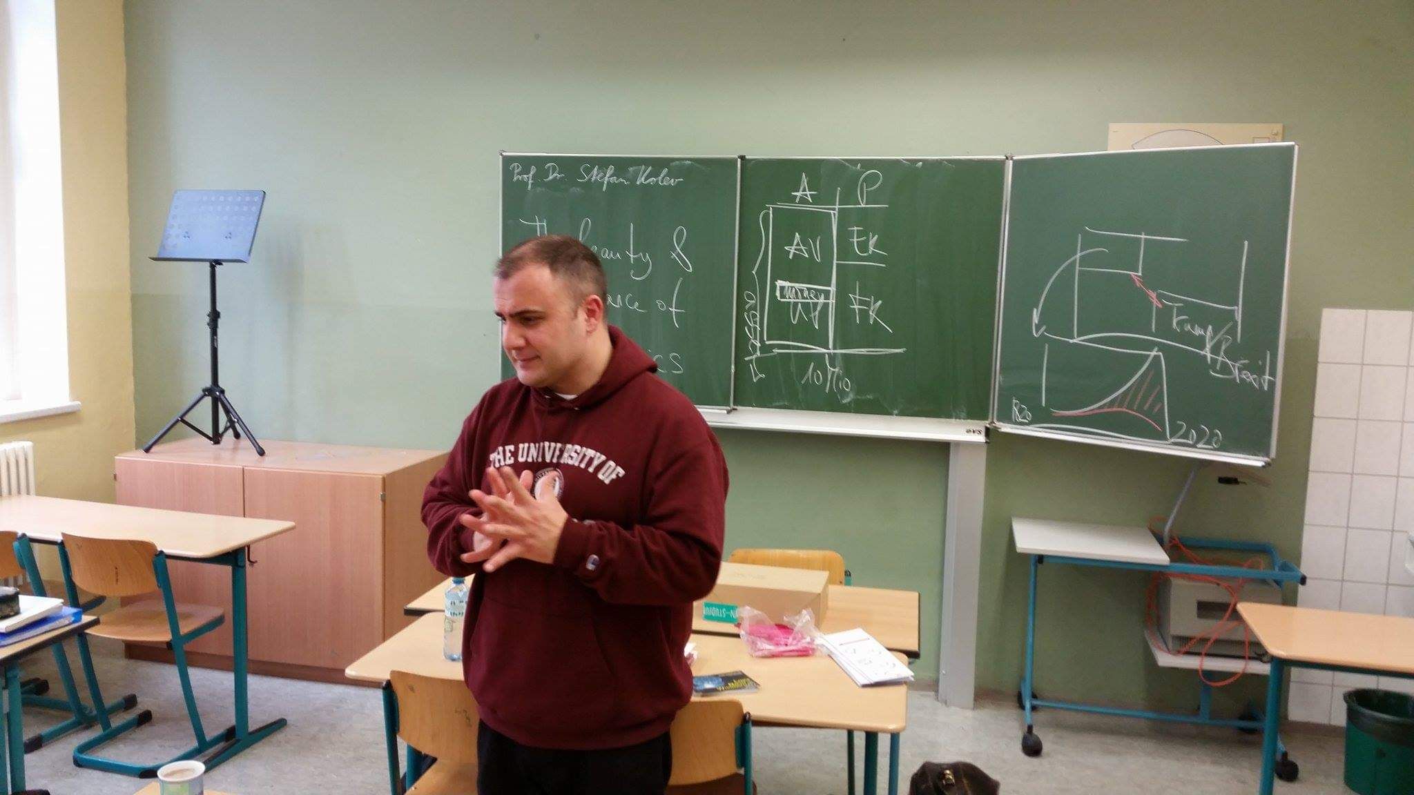 Foto: Hr. Prof. Kolev hält im Klassenraum am Gymnasium in Plauen einen Vortrag.