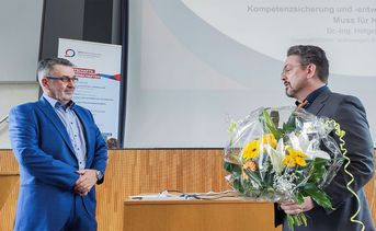 Foto: Prof. Dr.-Ing. Holger Naduschewski und Prof. Dr. Dr. h. c. Bernd Zirkler (Quelle: L. Langer)