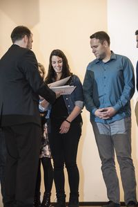 Foto: Absolventen erhalten eine persönliche Gratulation und bekommen die Urkunden überreicht.