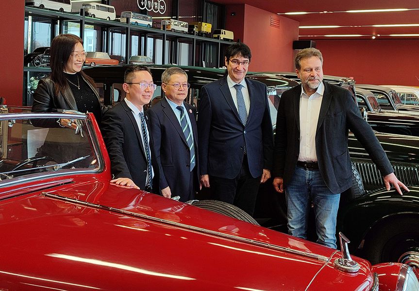 Eine chinesische Delegation besuchte die Fakultät Kraftfahrzeugtechnik und besichtete die historische Automobilsammlung.