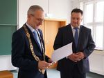 Foto: Dr. Tobias Pöhlmann (rechts im Bild) wurde am 27. September vom Prorektor Bildung zum Honorarprofessor an der Westsächsischen Hochschule Zwickau berufen. (Quelle: WHZ/Silke Dinger)