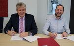 Foto: Herr Dr.-Ing. Ralf Steiner (Kanzler der WHZ, links) und Herr Frank Schubert (AOK Plus-Geschäftsführer Region Chemnitz) unterzeichnen Kooperationsvertrag