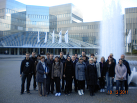 Gruppenfoto: Vor dem BMW Group Forschungs- und Innovationszentrum FIZ, München