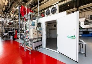 Die Kühlzelle in der Laborhalle ist ein etwas kleinerer Raum (ca. 6m³) mit einer dick isolierten geöffneten Tür, hier von außen Fotografiert. (Quelle: WHZ)