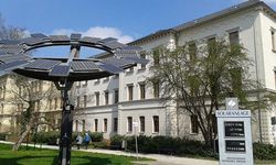 Foto: Blick auf den Solarkollektor mit Anzeigetafel der aktuellen Leistungswerte vor dem Georgius Agricola Gebäude des Campus Ring.