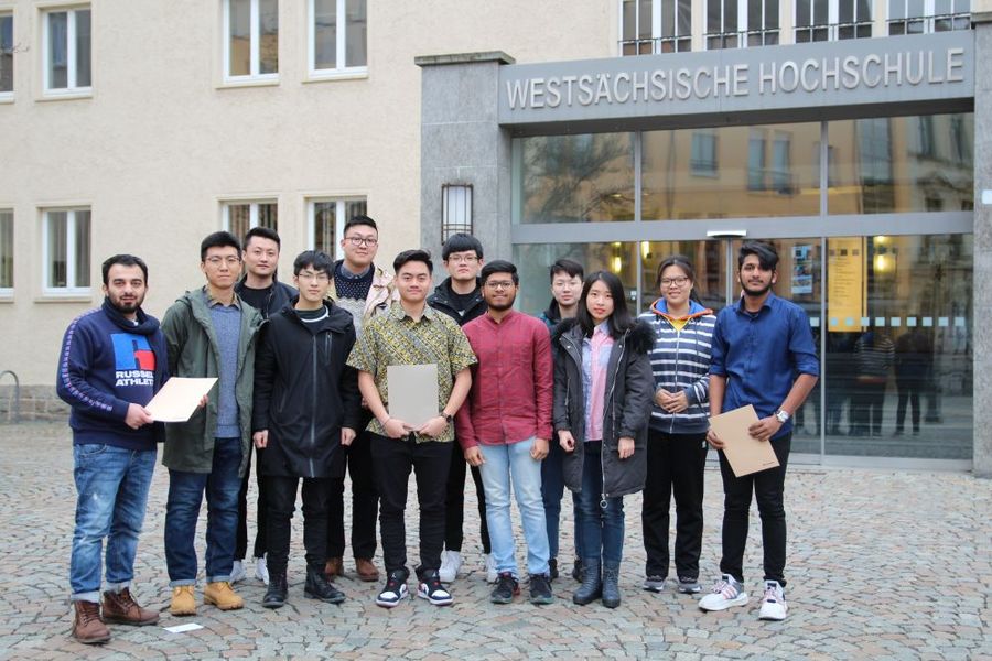 Gruppenfoto: Studienkollegiaten vor dem Hauteingang am Kornmarkt.