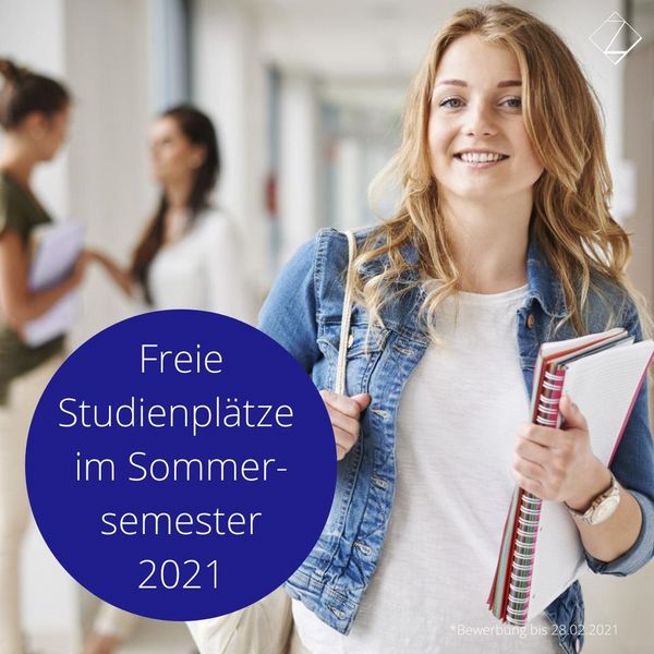 Foto: Studentin mit Mappe und ein blauer Hinweis-Button auf noch freie Studienplätze