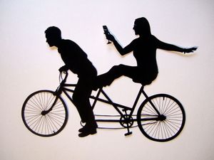 Bild: tandem bicycle silhouette. Schattenbild. Ein Pärchen sitz auf einem Tandem.