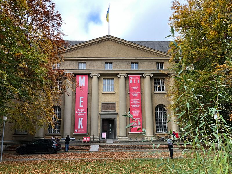 Foto: Museum europäischer Kulturen Berlin, herrschaftlicher Bau mit Säulen im Eingangsbereich