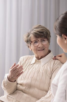 Symbolbild, Foto: Vorbereitet sein; Es ist eine lächelnde ältere Frau zu sehen, die sich mit einer Pflegerin unterhält. (Quelle: Fotolia)