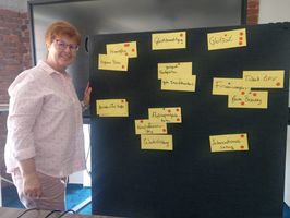 Foto: Prof. Angela Walter steht neben einem Clipboard mit verschiedenen Begriffen.