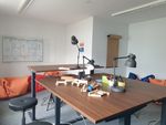 Foto: Blick ins BERG.WORK, den Gründer- und Co-Workingraum von SAXEED. Auf dem Tisch befinden sich Materialien zum prototypen..