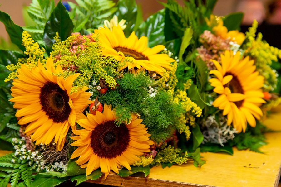 Foto: Ein Blumenstrauß mit Sonnenblumen.
