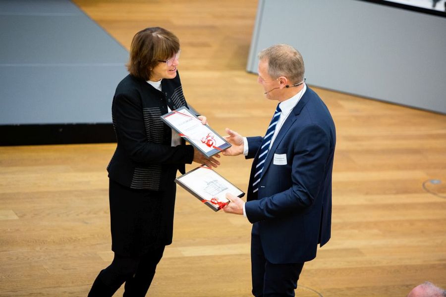Foto: Bürgermeisterin Pia Findeiß überreicht eine Urkunde an den Leiter des Forschungs- und Transferzentrums.