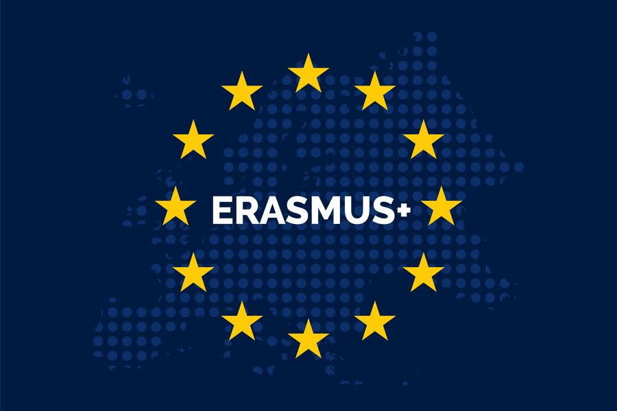 Schriftzug ERASMUS+, umkreist von gelben Sternen, vor Umrissen der EU auf dunkelblauem Hintergrund.