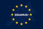 Schriftzug ERASMUS+, umkreist von gelben Sternen, vor Umrissen der EU auf dunkelblauem Hintergrund.