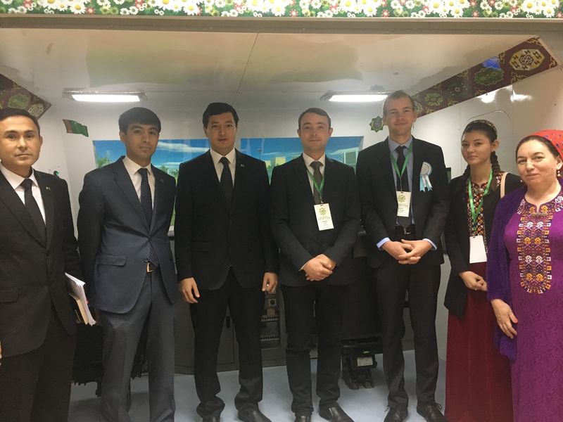 Foto: Gruppenbild der Delegation mit Teilnehmern zur Verstärkung der Zusammenarbeit mit Turkmenistan.