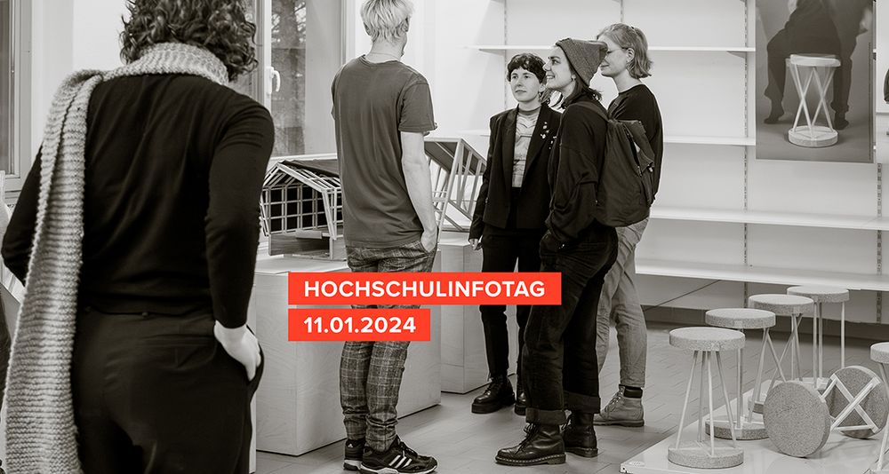 Foto: Titelbild Hochschulinfotag an der Fakultät Angewandte Kunst Schneeberg, Ausstellungsraum mit Personen, die sich etwas anschauen