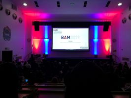 Foto: Startbild der Präsentation BAM 2019 in einem Hörsaal.