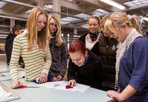 Juliane Frotscher (1.v.l.) erläutert Studentinnen ihr Stickstich-Projekt. Foto: WHZ/Helge Gerischer
