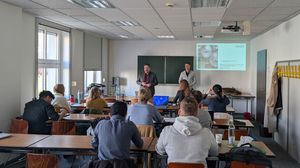 Herr Prof. Bernd Zirkler eröffnet den letzten Vortrag für dieses Semester und kündigt Herrn Prof. Alexander Sasse an