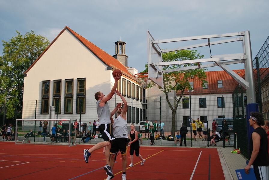 Ein Basketballspiel auf dem Campus