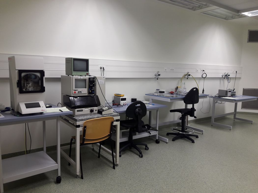 Foto: Laborarbeitsplätze mit Geräten der physikalischen Technik im Weißlichtbereich.