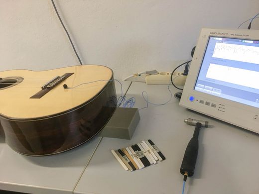 Foto: Einfluss des Sattelmaterials auf die akustisch-musikalischen Eigenschaften von Konzertgitarren - Messung