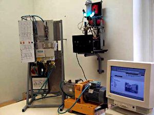Foto: Blick in das Labor Leistungselektronik mit Messtechnik und Geräten.