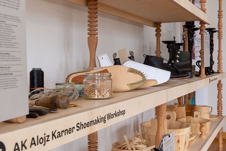 Foto: Auf einem Holzregal liegen Werkzeuge zur Herstellung von Schuhen. 
